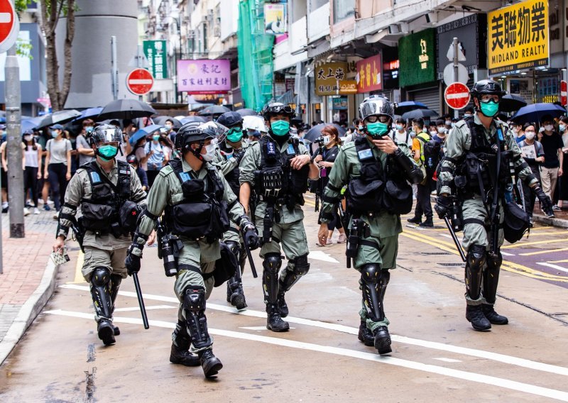 Specijalna policija raspoređena diljem Hong Konga, SAD pritišće Kinu