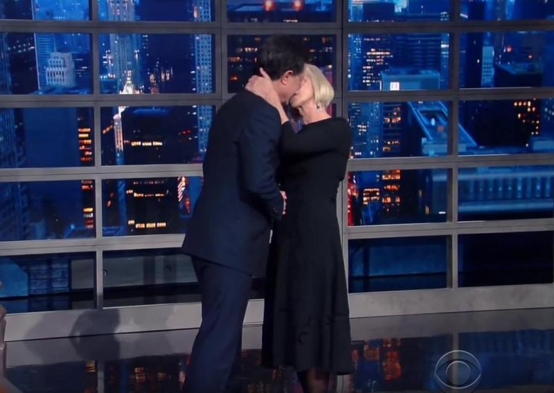 Helen Mirren iznenadila Colberta poljupcem