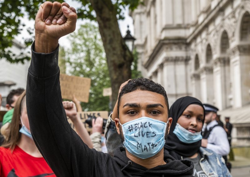 'Ako niste ljuti, niste obraćali pozornost': Deseci tisuća u Londonu prosvjedovali protiv rasizma