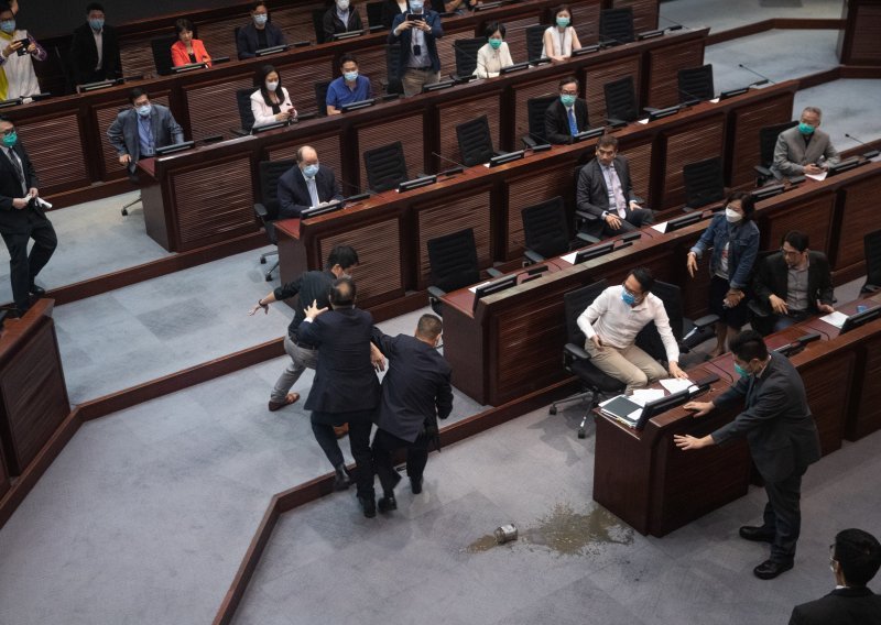 Vrijeđanje kineske himne je zločin, izglasao hongkonški parlament