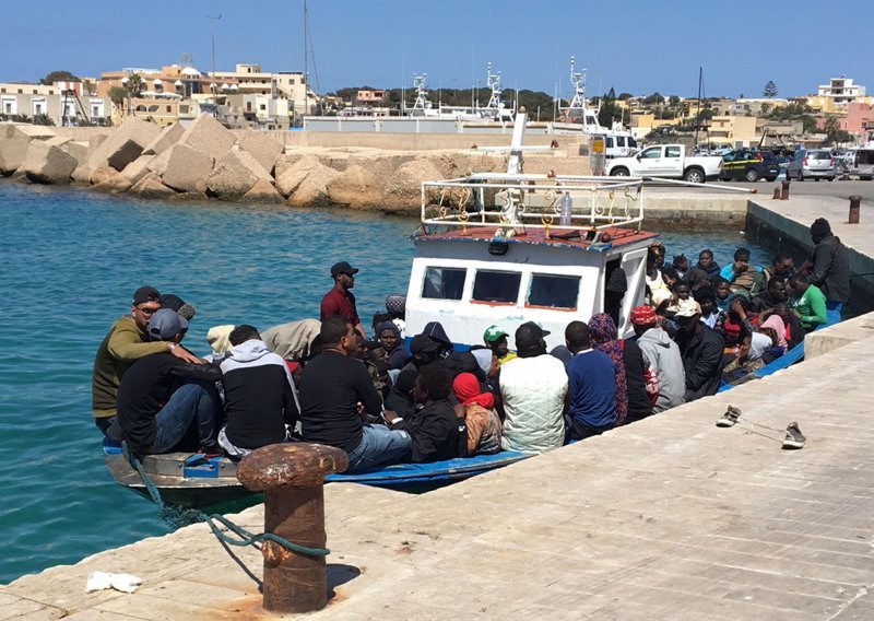Zapaljena migrantska plovila u talijanskoj luci Lampedusi
