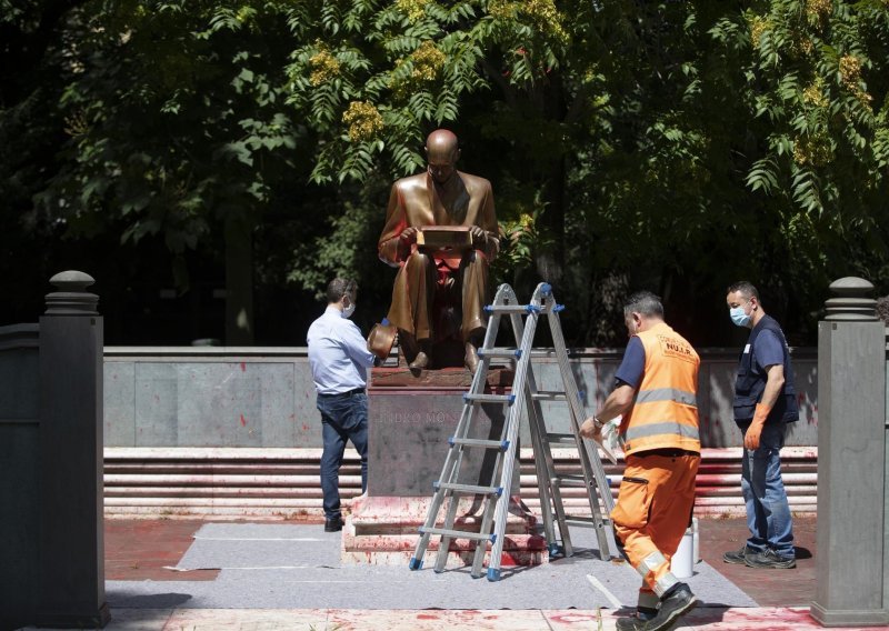 Kip talijanskog novinara poliven bojom i išaran zbog kolonizatorske prošlosti