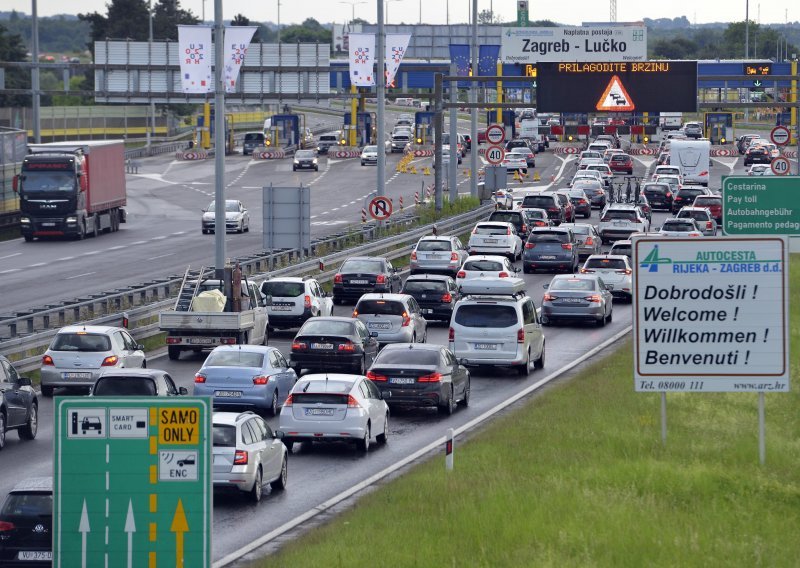 Na autocesti A1 od Zagreba do Zadra gust promet u oba smjera, na Macelju se čeka sat i pol za ulazak u Hrvatsku