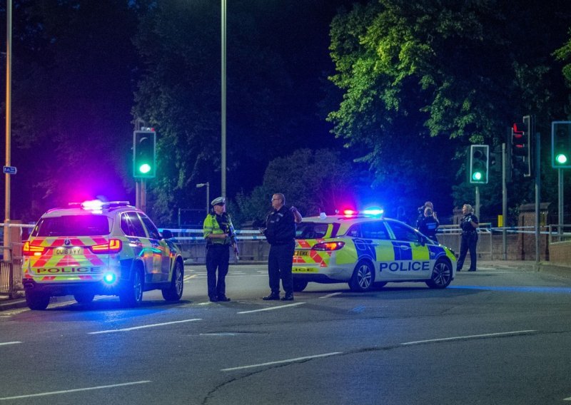Nekoliko ljudi nasmrt izbodeno u Velikoj Britaniji, dvoje u kritičnom stanju