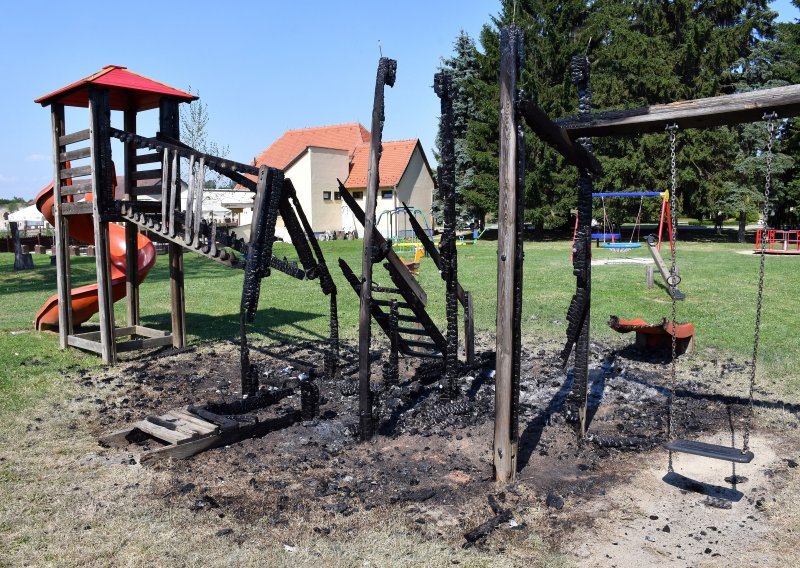 [FOTO] U Slavonskom Brodu zapalili i potpuno uništili igralište za djecu s invaliditetom