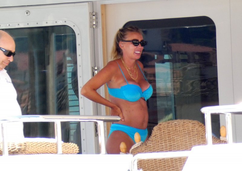 Uživa na Jadranu: Samo dva mjeseca nakon četvrtog poroda Petra Ecclestone pokazala se u bikiniju i izgleda poput modela
