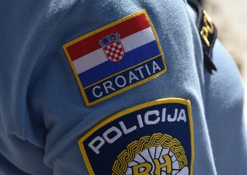 Vremešna gospođa u Vukovaru metalnim ključem oštetila osam automobila; uhićena je