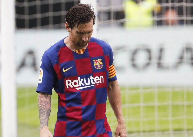 Leo Messi u istoj je večeri 'panenkom' zabio 700. gol u karijeri, razveselio suprugu Antonelu, ali i ostao bez naslova prvaka