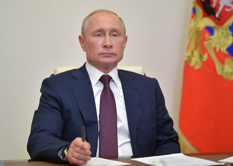 Putinova košulja osvanula u oglasniku, Kremlj odlučno demantira prodavača