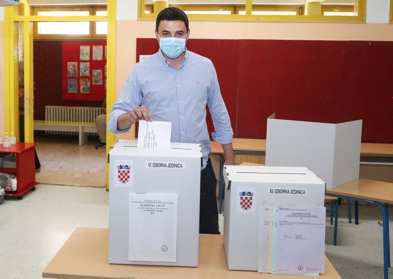 [FOTO] Davor Bernardić izašao na izbore u Novom Zagrebu
