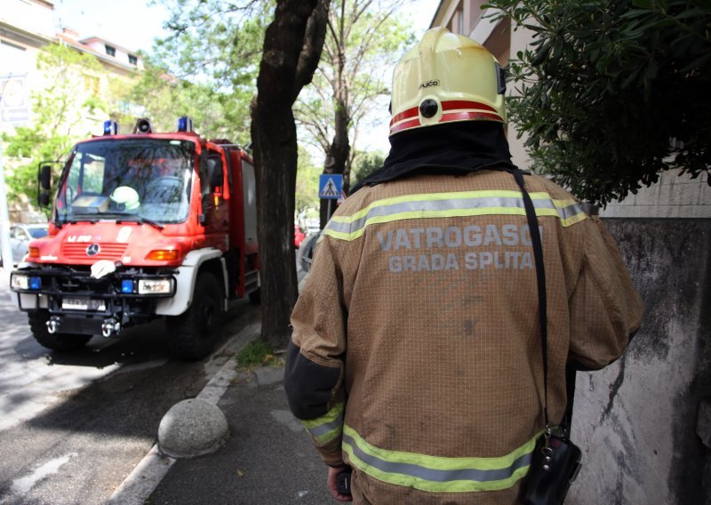 Splitski vatrogasci uklanjaju štete od olujne bure u Splitu