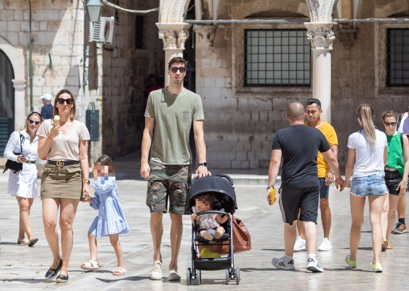 Domaći košarkaš stigao u rodni Dubrovnik sa suprugom i preslatkim kćerkicama