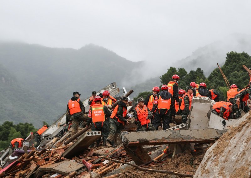 U Kini najmanje 14 mrtvih i nestalih u odronima