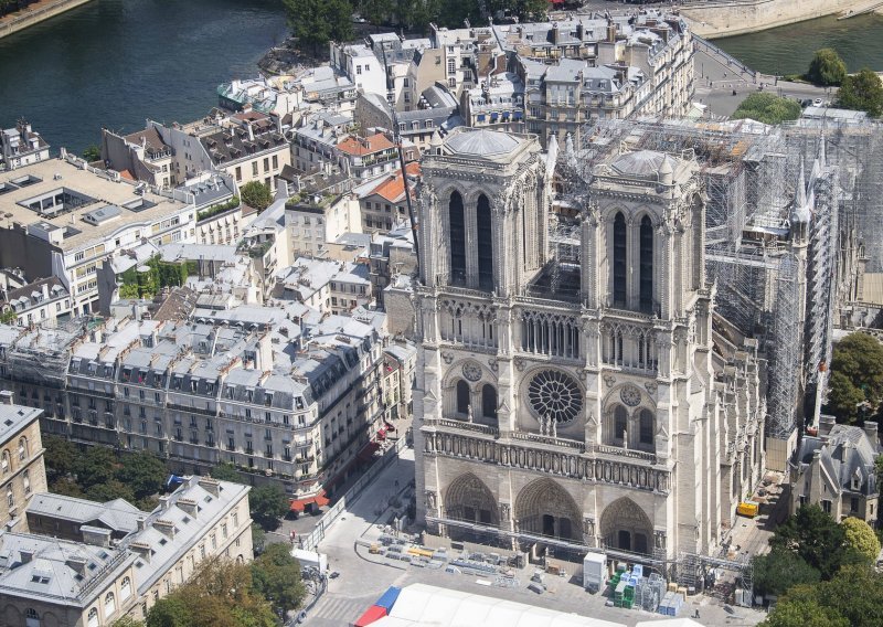 Toranj Notre Damea obnovit će se u izvornom obliku, Macron odustao od modernističke varijante