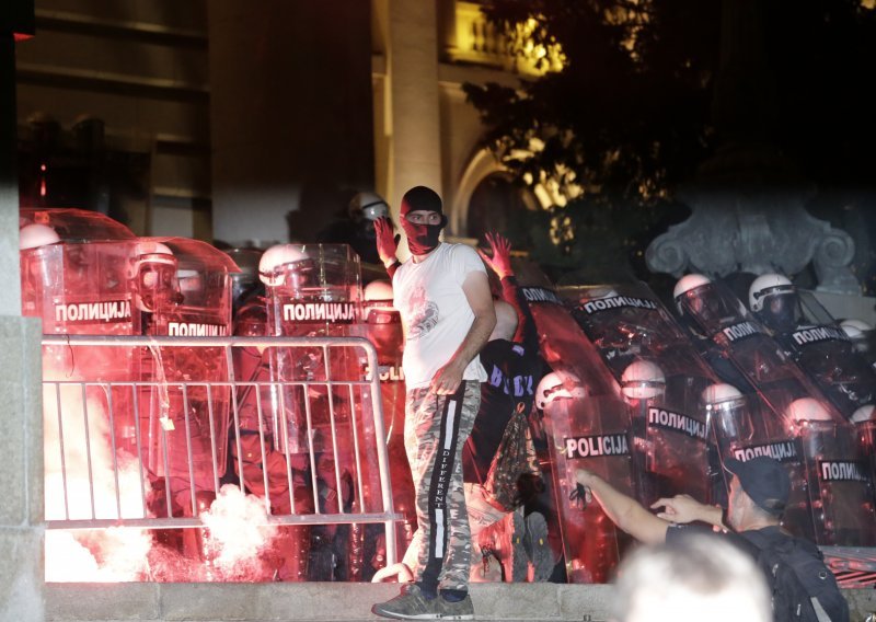Burno u Beogradu: Prosvjednici zasipali policiju komadima pločnika, policija uzvratila suzavcima