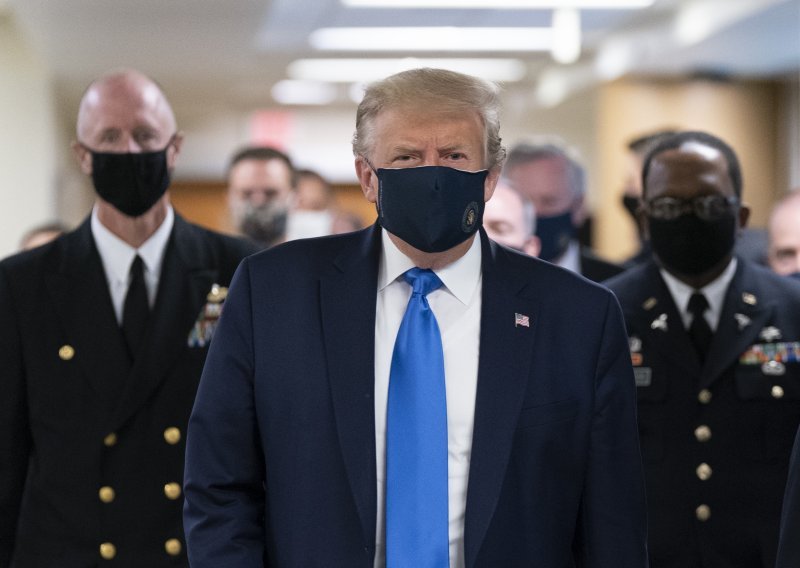 [FOTO] Trump prvi put od početka pandemije s maskom za lice