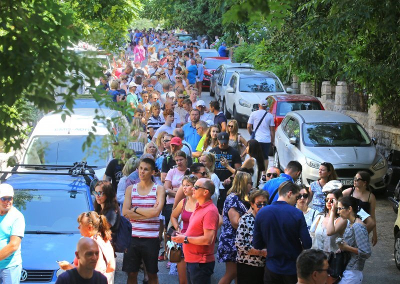 [FOTO] Poljski turisti napravili ogromnu gužvu pred konzulatom u Splitu, ne žele propustiti glasovanje na predsjedničkim izborima