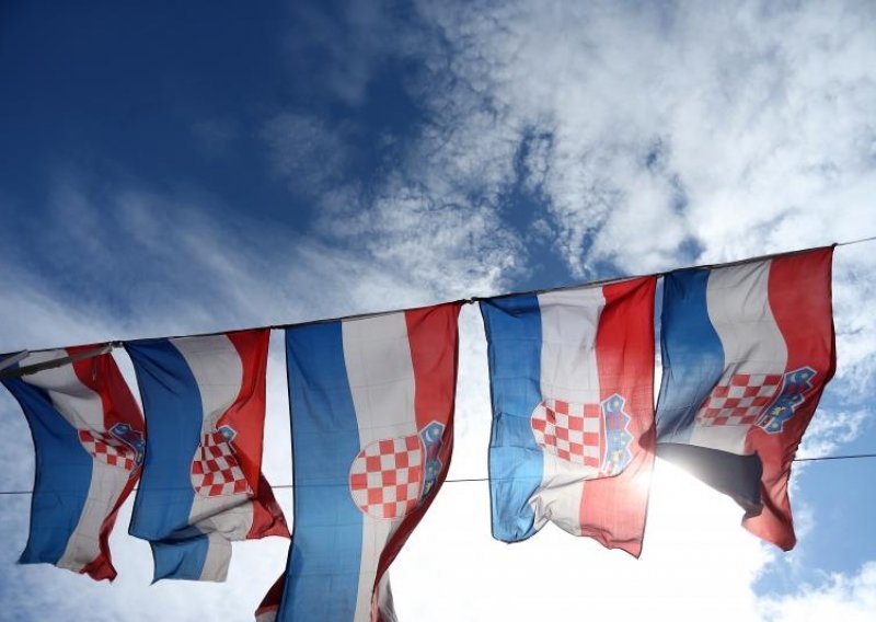 Srbin zapalio hrvatsku zastavu na pošti u Vinkovcima