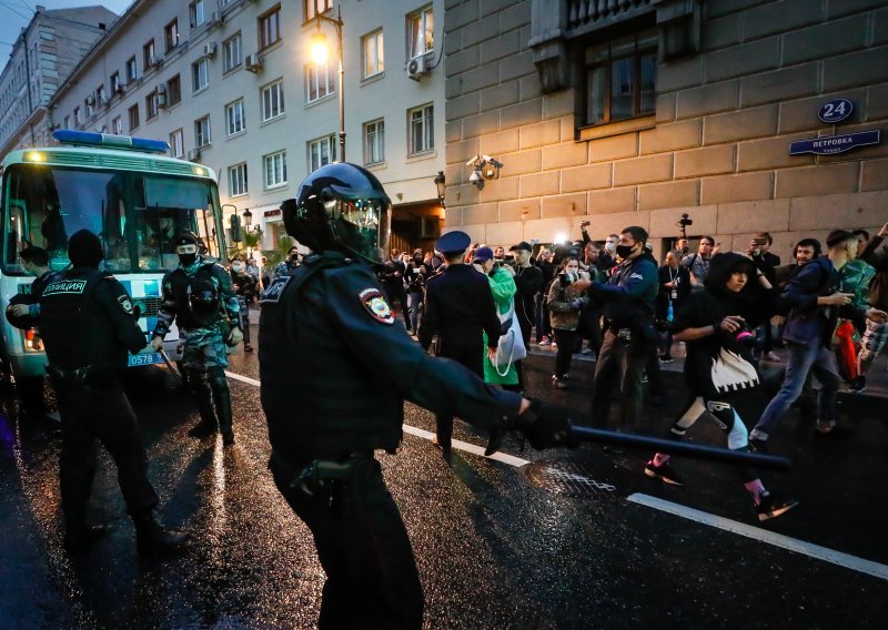 Stotine prosvjedovale u Moskvi protiv ustavnih reformi; policija uhitila 103
