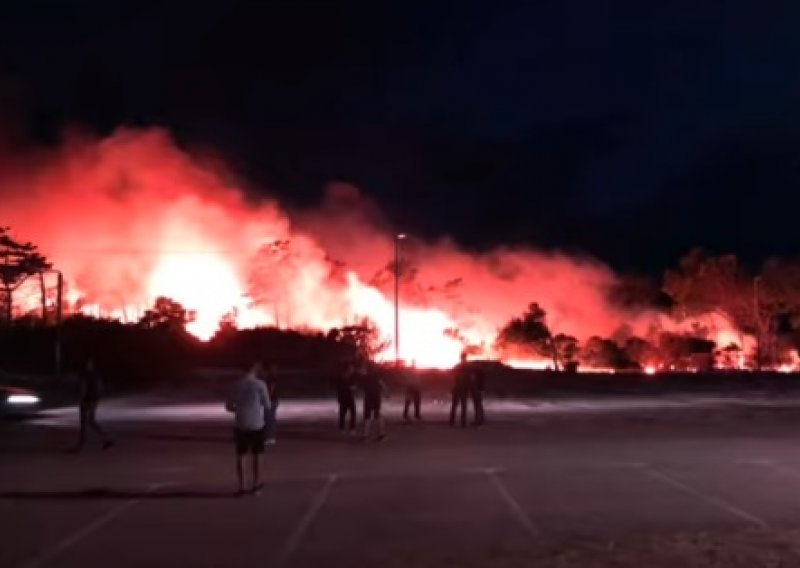 [VIDEO] U gluho doba noći izbio požar na Zrću, gasilo ga 50-tak vatrogasaca s deset vozila