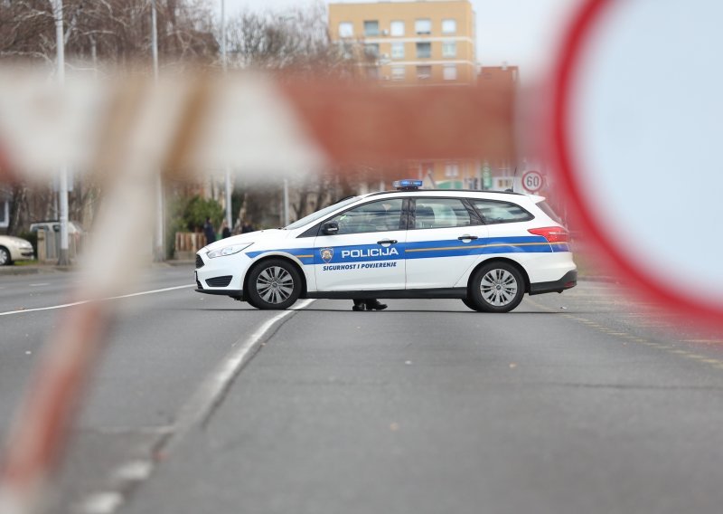 Slovenka u Poreču nakon što je izazvala prometnu nesreću prijetila smrću policiji, jednog policajca pljunula i ugrizla, a drugog opalila nogom u glavu