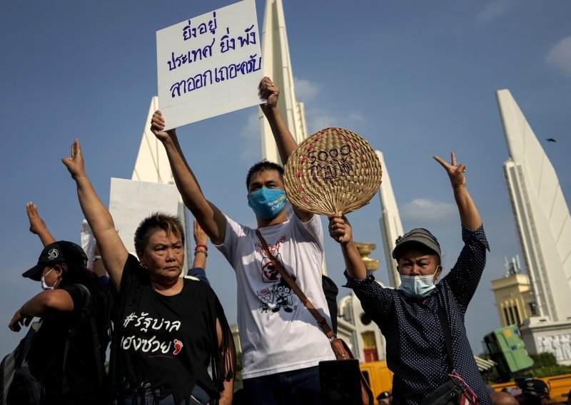 Stotine Tajlanđana prosvjeduju, traže raspuštanje parlamenta, prestanak zastrašivanja vladinih kritičara i izmjene 'vojnog' ustava