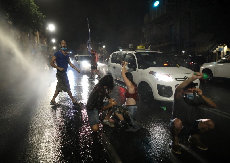 [FOTO / VIDEO] Tisuće na ulicama izraelskih gradova, policajci vodenim topovima rastjeruje prosvjednike, a oni im viču 'Nacisti!'