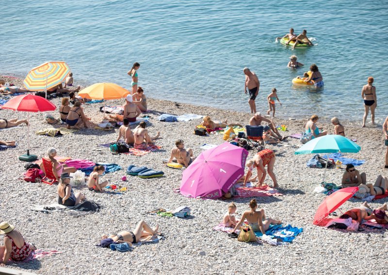 Na plaži na Cresu trojica pijanih muškaraca ometala kupače na plaži, nakon dolaska policije izbio je sukob