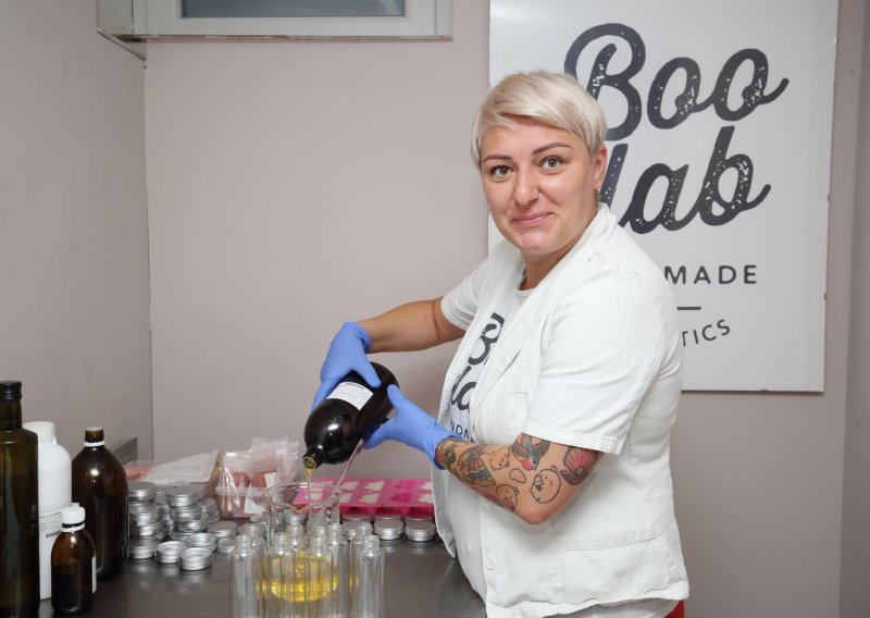 [FOTO] Osječanka Martina Karalić odlučila u podrumu sama skuhati svoju kozmetiku. Sada je prodaje od Amerike do Singapura i otkriva nam zašto ne želi raditi s drogerijama