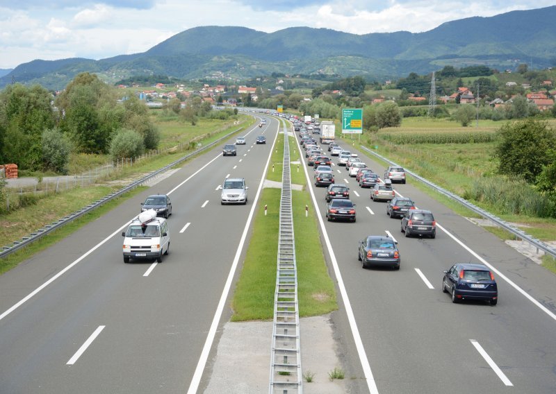 Teška prometna nesreća na autocesti A2, između Jankomira i Zaprešića vozi se zaustavnim trakom