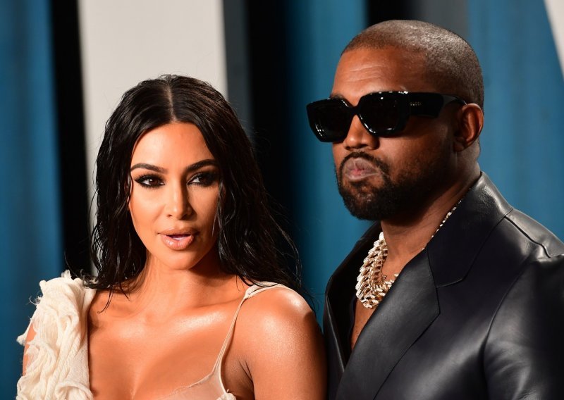 Kim Kardashian svim silama pokušava spasiti svoj brak; paparazzi je snimili uplakanu