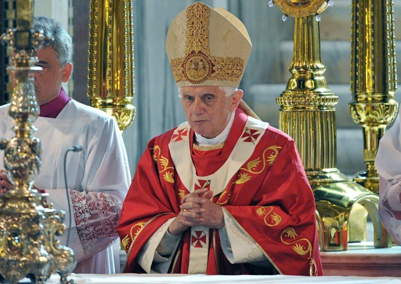 HRT nije falsificirao nego premontirao papinu čestitku