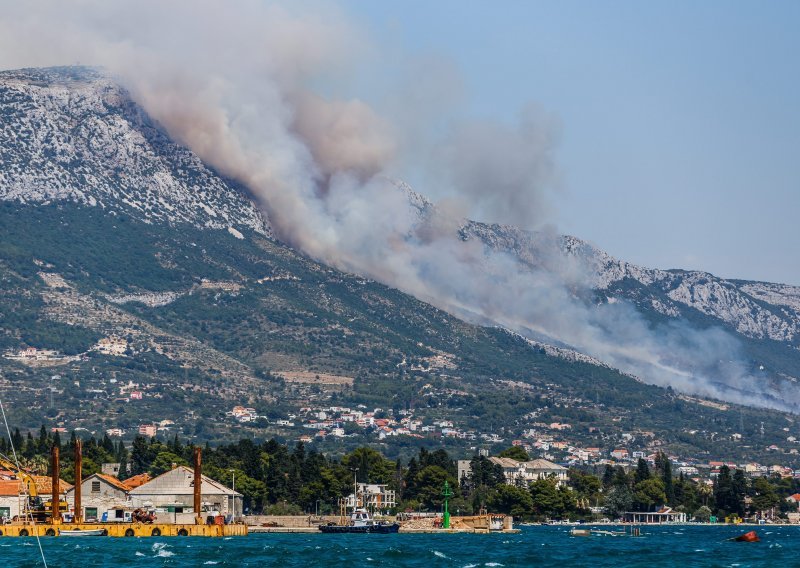 [FOTO/VIDEO] Lokaliziran požar na Kozjaku, uključile se i zračne snage, jedan vatrogasac ozlijeđen
