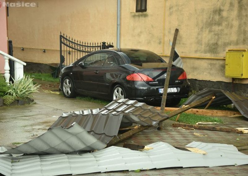 [FOTO/VIDEO] Snažno orkansko nevrijeme poharalo Našice i Slavonski Brod - stradalo drveće, krovovi kuća, automobili...