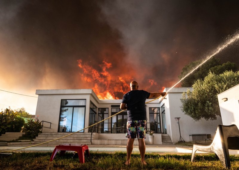 Veliki požar na obali blizu Marseilla, evakuiraju se tri kampa