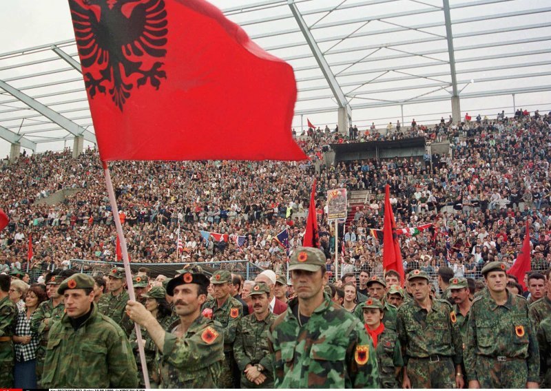 Albanci podignuli spomenik OVK u Srbiji