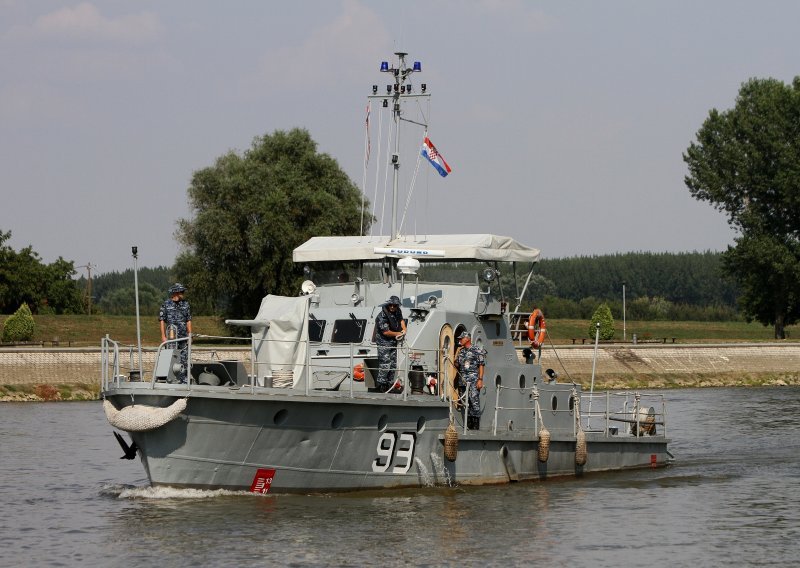 Dan pobjede na istoku Hrvatske: 'Šokadija' počasno plovila od Osijeka do Vukovara