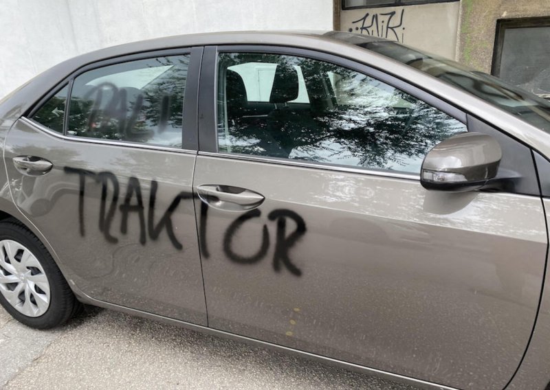 [FOTO] Sramota u Splitu, na automobilu beogradske registracije osvanuli odvratni grafiti: 'Ubij Srbina'