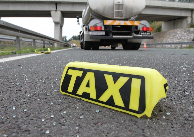 Mladi Nijemac u Novalji pomahnitao pa skakao po automobilima taksista, dva je oštetio