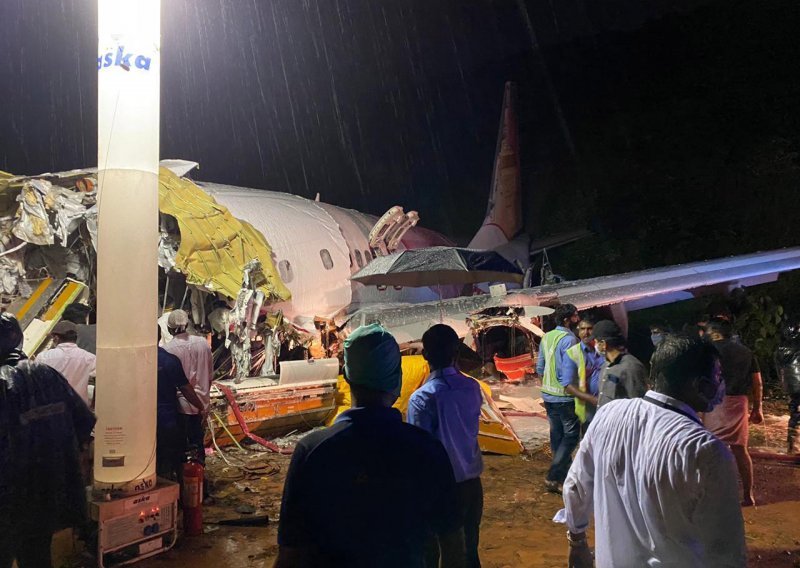 Zrakoplov Air Indije skliznuo s piste i prepolovio se, najmanje 15 poginulih
