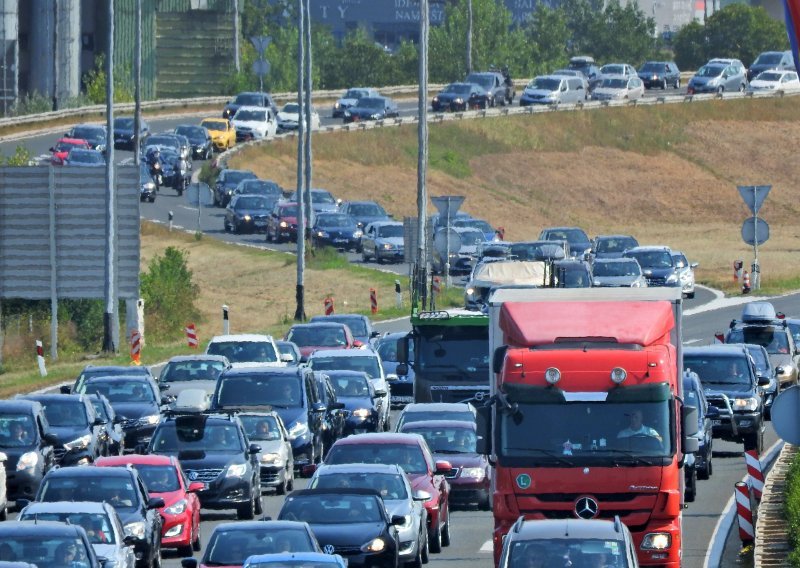 Četiri prometne nesreće na autocesti A1, kod Karlovca i Bosiljeva vozi se u koloni