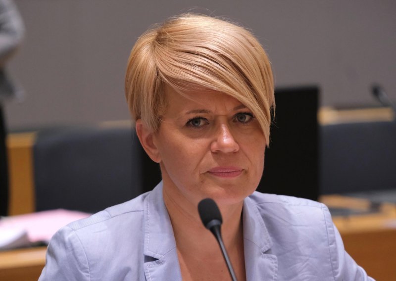 DESUS pozvao Janšinu koalicijsku partnericu na neopozivu ostavku, ona im poručila da to ne namjerava napraviti