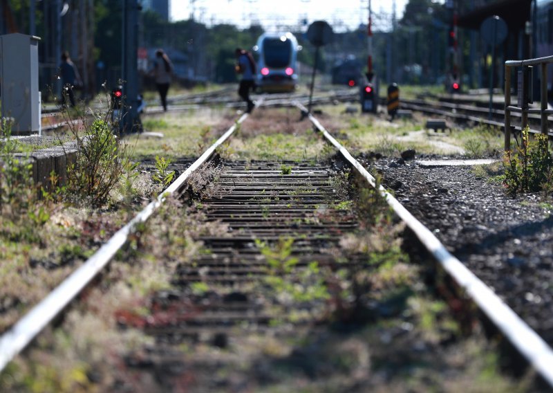 Vlak naletio na automobil u Zagrebu, jedna osoba preminula