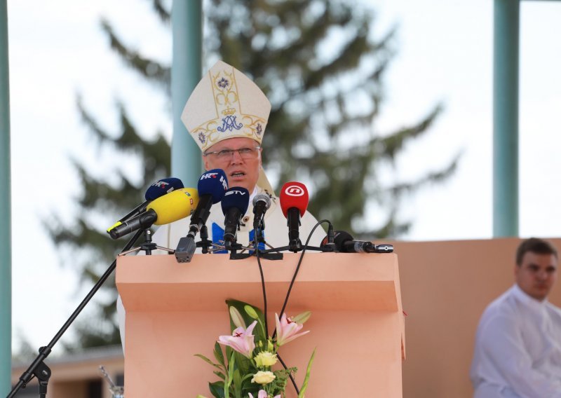 Nadbiskup Hranić u Aljmašu: Čovjek želi biti radikalno neovisan o Bogu pa je osuđen na džunglu tržišnog natjecanja