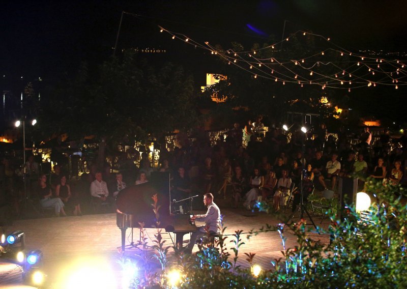 [FOTO] Koncertom na Tvrđavi Barone obilježena peta godišnjica smrti Arsena Dedića