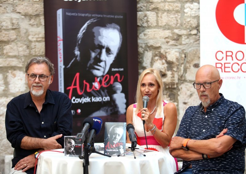 [FOTO] U Šibeniku povodom pete godišnjice smrti predstavljena velika biografija Arsena Dedića
