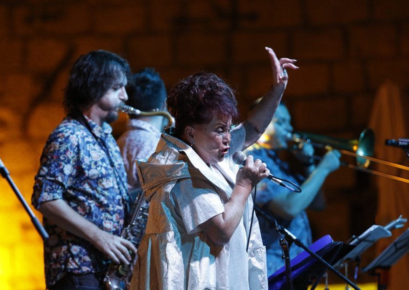 [FOTO] Zdenka Kovačiček i Greenhouse Blues Band otvorili Makarska Jazz festival