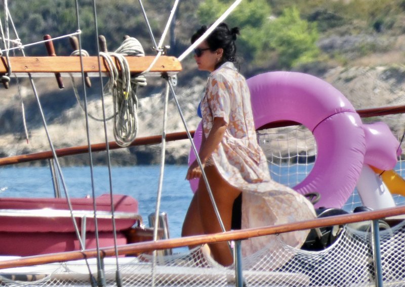 [FOTO] Odmor na Jadranu: Britanska pjevačica ne krije koliko joj godi hrvatska obala