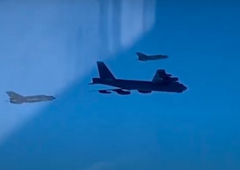 [VIDEO] Ovako je izgledao prelet američke vojne grdosije iznad Hrvatske u pratnji naših pilota u MiG-ovima