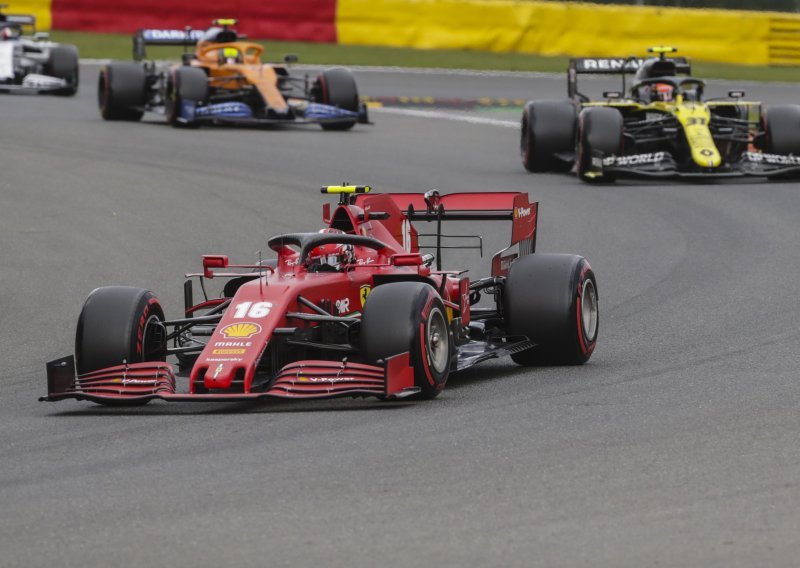 Nezadrživom Lewisu Hamiltonu 'pole position' i rekord staze, ali vijest dana je povijesni debakl sporog Ferrarija
